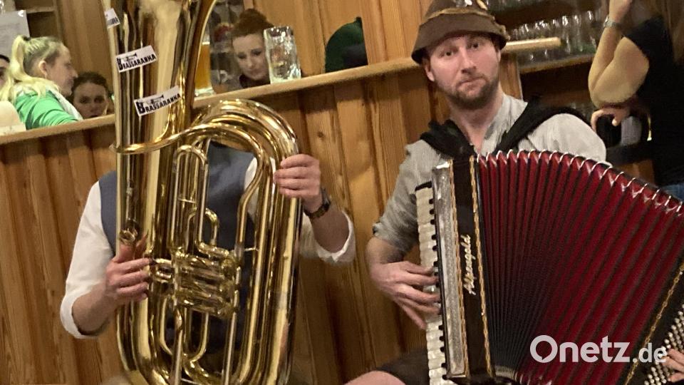 Auf der Bierbank vor der Theke spielten &quot;d`Bierbankmusikanten&quot; auf ihrer eigens mitgebrachten Bierbank auf. Bild: sl