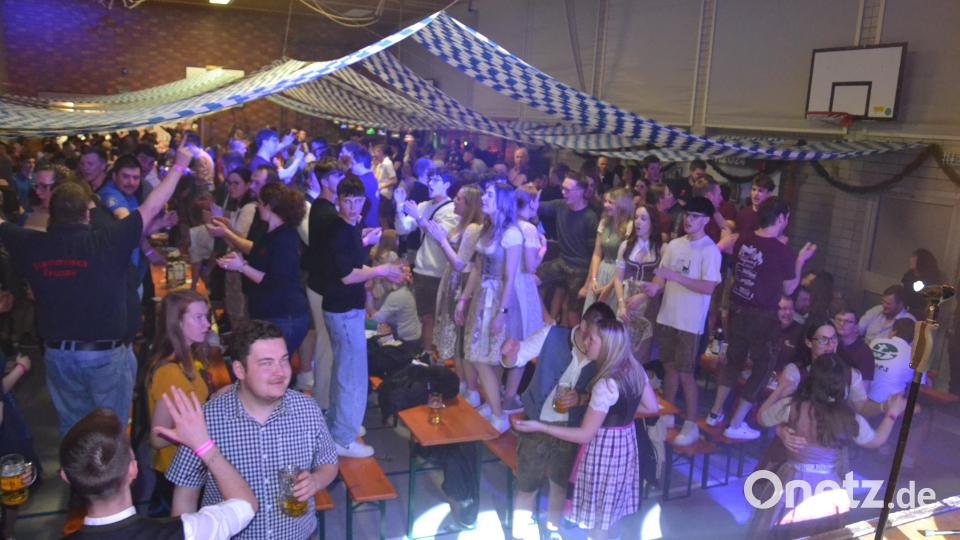 Die Band „Sappralot“ heizte kräftig ein und brachte den Saal zum Kochen. Bild: gi