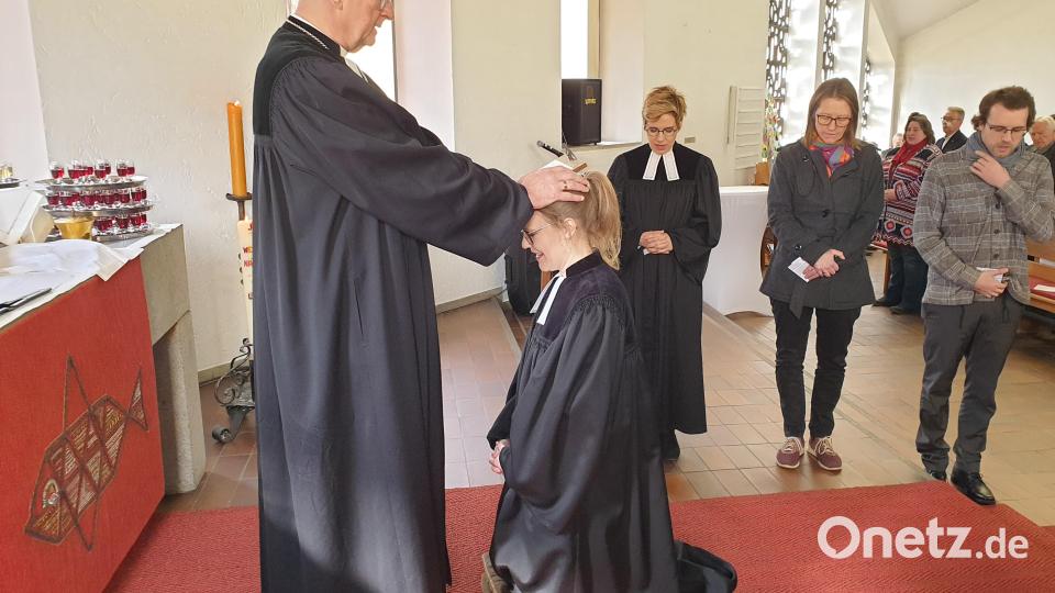 Regionalbischof Klaus Stiegler segnete Pfarrerin Barbara Berckmüller für ihren Dienst als Pfarrerin in der evangelisch-lutherischen Kirche. Im Hintergrund stehen einige der Wegbegleiter, um ihr für die neuen Aufgaben den Rücken zu stärken. Bild: Susanne Götte/exb