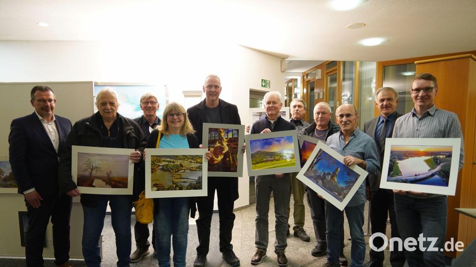 Robert Christ (Fünfter von links) hat den Fotowettbewerb des Initiaktivkreises gewonnen. Von links: Joachim Geyer, Vorstandssprecher Raiffeisenbank Oberpfalz Nordwest, Hans-Jürgen Schmidt, Zweiter Vorsitzender des Initiaktivkreises, Wolfgang Wenisch, Renate Bauer-Zölch, Hermann Philipp, Alfons Schedl, Norbert Schreiber, Siegfried Steinkohl, Landrat Roland Grillmeier und Matthias Kunz. Bild: kaz