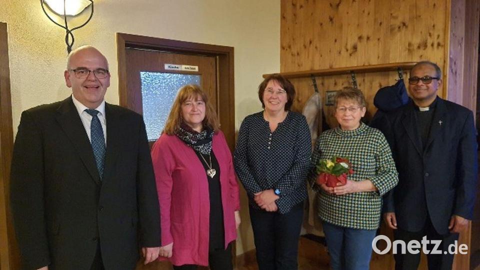 Auch Ehrungen standen bei der KLB Wernersreuth an. Im Bild (von links) Bürgermeister Klaus Meyer, Vorsitzende Brigitte Meyer, Monika Seitz, Irmgard Bothe und Pfarrer George. Bild: Brigitte Meyer/exb