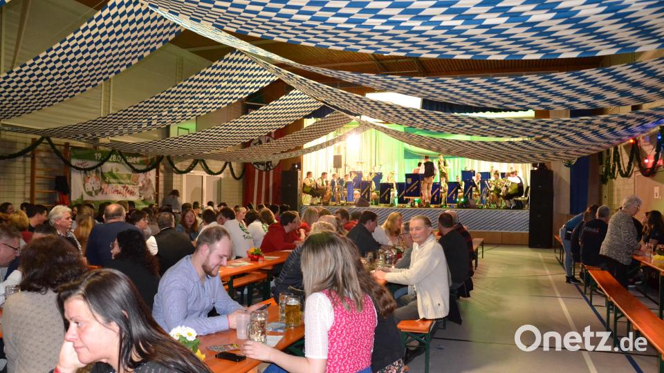 In der festlich geschmückten Turnhalle lauschten die Besucher den Schlossbergern zu Walzern, Polkas, Märschen und sonstigen lustigen Wirtshausliedern. Bild: gi