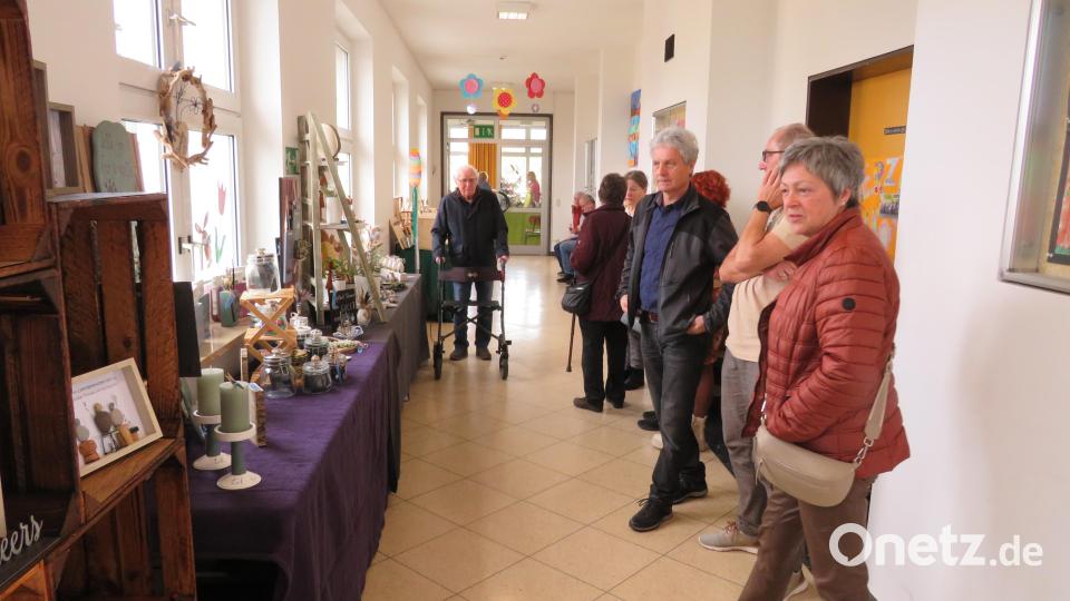 Gut besucht ist der Hobbykünstlermarkt in der Grundschule in Altenstadt/WN. Bild: adj