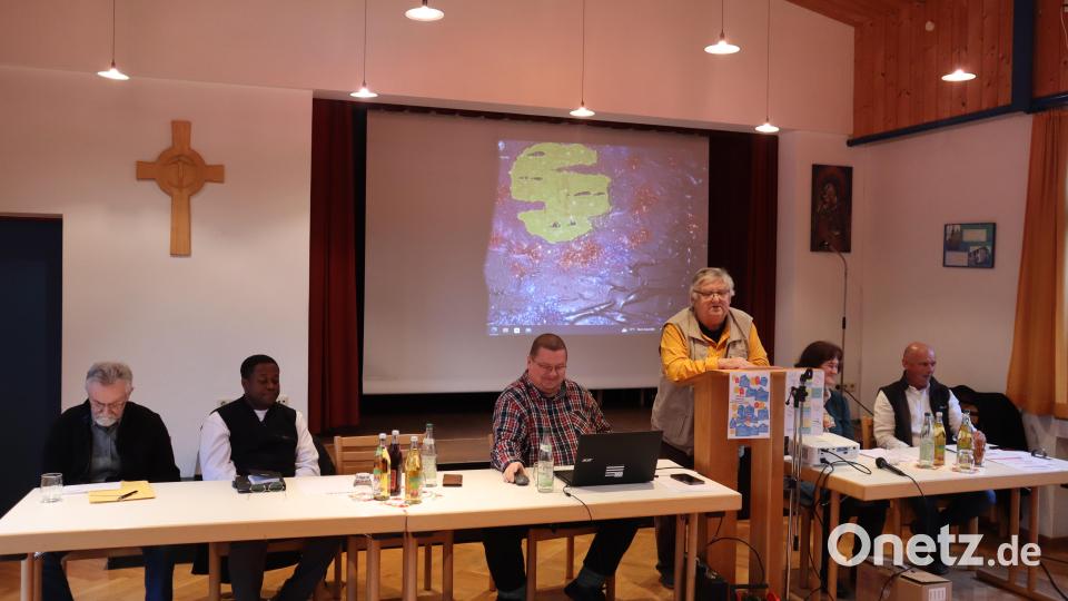 Kirchenpfleger Bertwin Fleck gibt Auskunft über Ausgaben und Themen der Kirchenverwaltung in Windischeschenbach. Bild: wrm