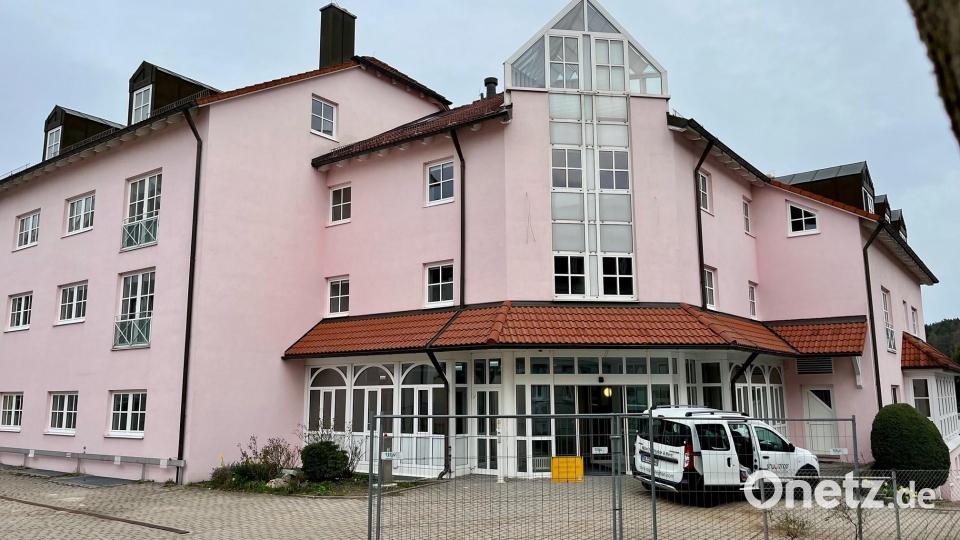 Die Fassade des früheren Hotels &quot;Am Hofgarten&quot; ist noch die alte, doch auch sie soll in den kommenden Monaten verändert werden Bild: Gabi Schönberger