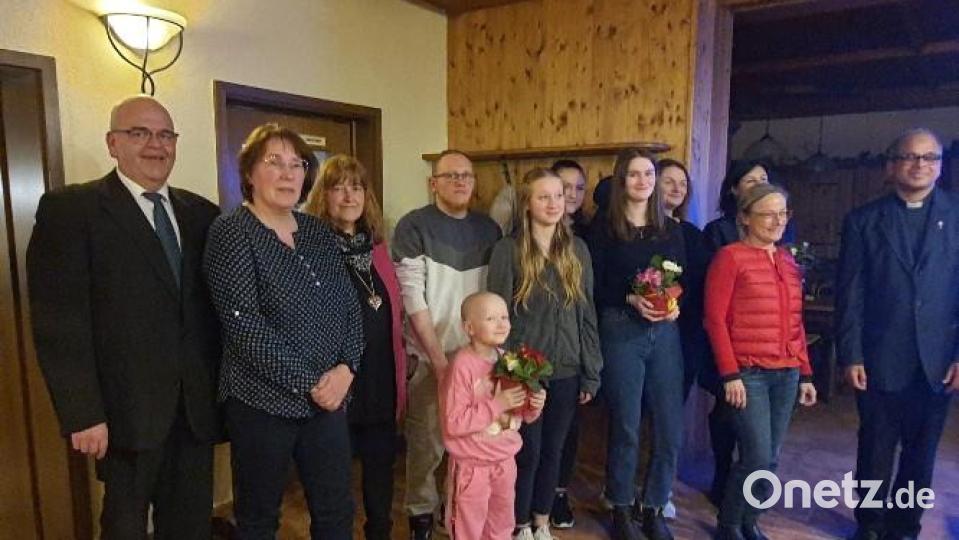 Übergeben hat die KLB Wernersreuth Spenden an mehrere Empfänger. Im Bild (von links) Bürgermeister Klaus Meyer, Monika Seitz, Vorsitzende Brigitte Meyer, Luisa aus Bärnau mit ihrer Familie, Eva und Carmen Wuttke vom Verein Happynest, Dr. Andrea Madesta und Birgit Gösl (dahinter) vom Diözesanvorstand sowie Pfarrer George. Bild: Brigitte Meyer/exb