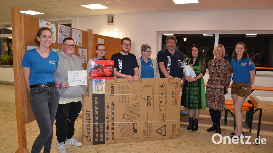 Die Gewinner der Mega-Tombola freuten sich über ihre Preise. Dazu gratuliertenVorsitzender Josef Hierold (Vierter von rechts), zweite Vorsitzende Katharina Meiller (rechts) sowie die Organisatorin Julia Hierold (links) und vom Team Heidi Wittmann (Mitte). Bild: gi