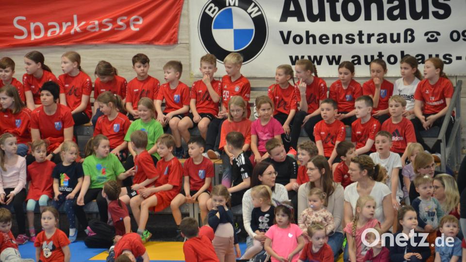 Die Dreifachturnhalle wurde am Sonntagnachmittag zu einer großen Showbühne für die TV-Sportler. Bild: dob