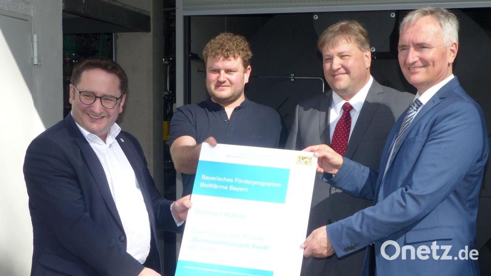 Wirtschaftsstaatsekretär Tobias Gotthardt aus Kallmünz übergibt die Förderurkunde über rund 96.000 Euro an den Besitzer des Kastler Heizwerks, Bernhard Hüttner (von links): Staatssekretär Tobias Gotthardt, Bernhard Hüttner, Bürgermeister Stefan Braun und Landtagsabgeordneter Harald Schwartz. Bild: jp