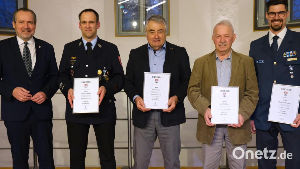 Bürgermeister Frank Zeitler (links) verleiht den langjährigen Vereinsfunktionären Reinhard Monat, Anton Eimer, Manfred Renz und Christian Grasser (von links) die Ehrengabe der Stadt Nabburg. Bild: Hirsch