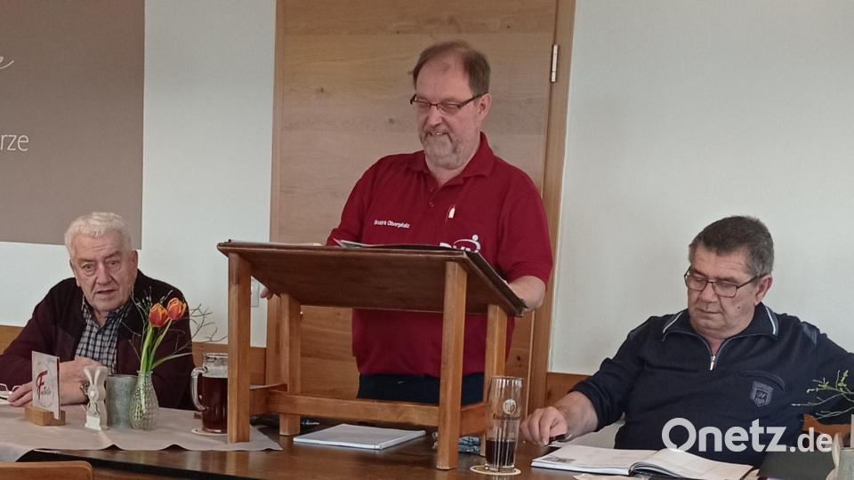 Zweiter Bezirksvorsitzender Karl Riedl aus Kelheim, Bezirksvorsitzender Karlheinz Lehner (zugleich Vorsitzender der Wandervereine Kemnath und Burglengenfeld) und Schatzmeister Heinz Stegerer aus Regenstauf (von links) gaben Auskunft. Bild: Anton Heindl/exb