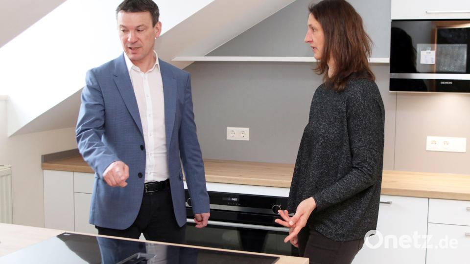 HPZ-Vorstandschef Christian Stadler und HPZ-Bautechnikerin Tanja Obwandner sehen sich in den neuen Wohnungen des Heilpädagogischen Zentrums in Neustadt/WN um. Bild: HPZ Irchenrieth