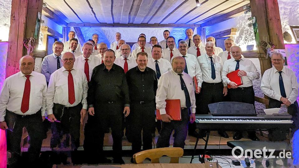 Die Chorgemeinschaft Krummennaab/Thumsenreuth bei ihren Auftritt auf der „Rechersimer“-Bühne. Der Männergesangverein Mitterteich unterstützte das Konzert. Bild: nza