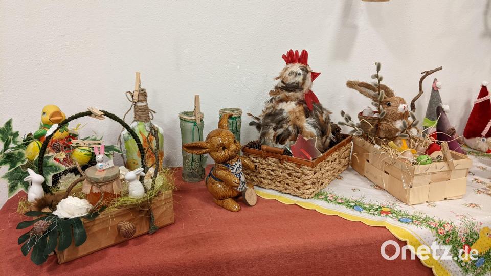 Viele Kreationen gibt es beim Basar im Foyer und Gang zwischen Bücherei und Musikschule zu begutachten. Bild: kwl