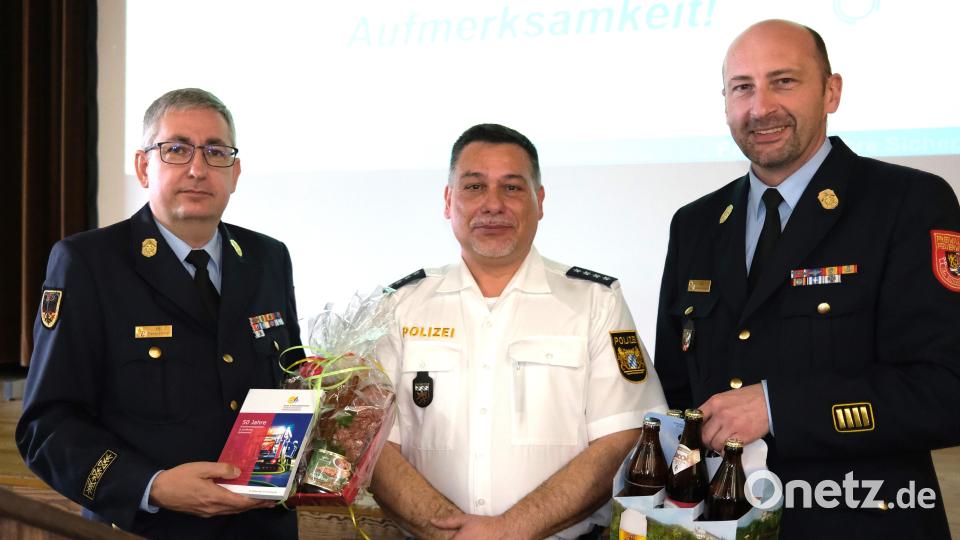 Kreisbrandrat Christian Demleitner (rechts) und sein Stellvertreter Thomas Schmidt (links) bedanken sich beim Referenten Thomas Zach (Mitte) mit einem Geschenk. Bild: Hirsch