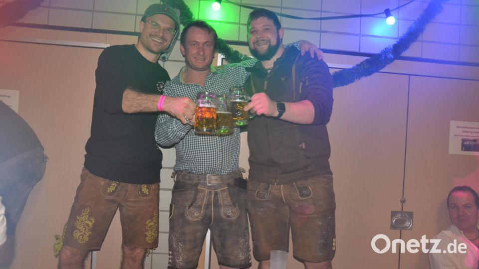 Auf ein „Prosit der Gemütlichkeit“ stießen die drei jungen Männer an. Bild: gi