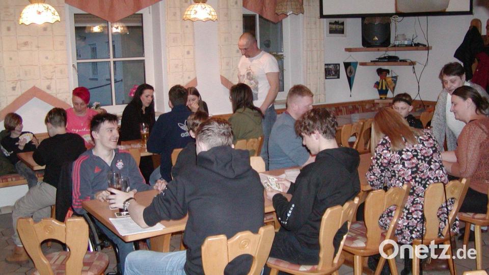 Konzentrierte Teilnehmer beim Schafkopf. Rechts hinten stehend Kurs-Organisator Josef Schönberger und Sportheimwirtin Angelika Sauer Bild: tok
