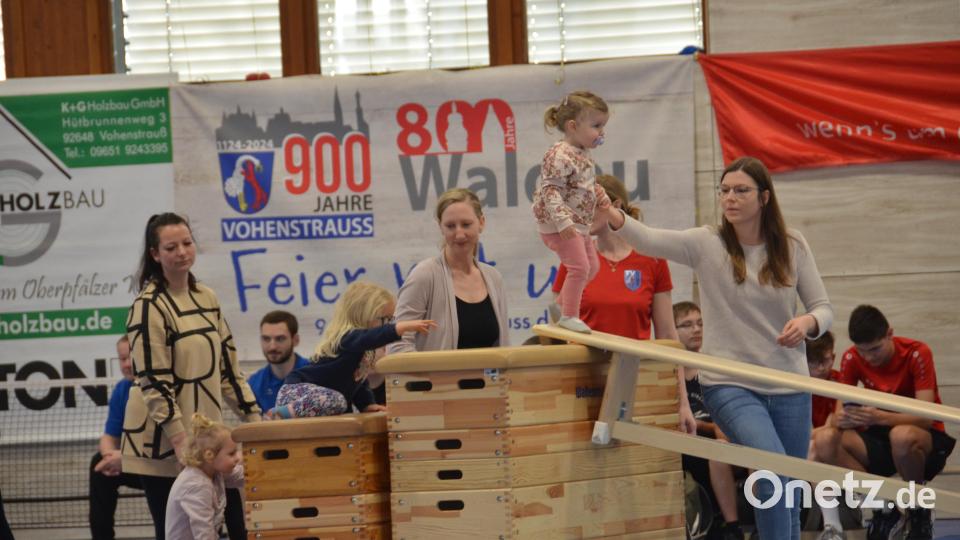 Im Eltern-Kind Turnen sind die Kleinsten die größten. Wir laufen und springen, kriechen und klettern. Alle Geräte werden ausprobiert. Und ganz viel Spaß haben sie sowieso. Bild: dob