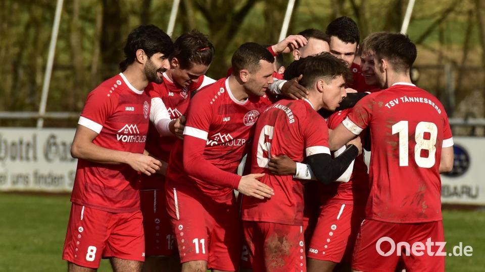 Eine rote Jubeltraube: Die Tännesberger Spieler feiern einen der vier Treffer gegen den TSV Detag Wernberg. Bild: ham