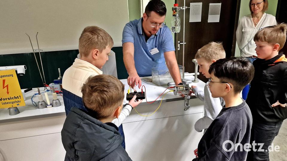 Im Physiksaal ist Experimentieren angesagt. Bild: R. Kreuzer
