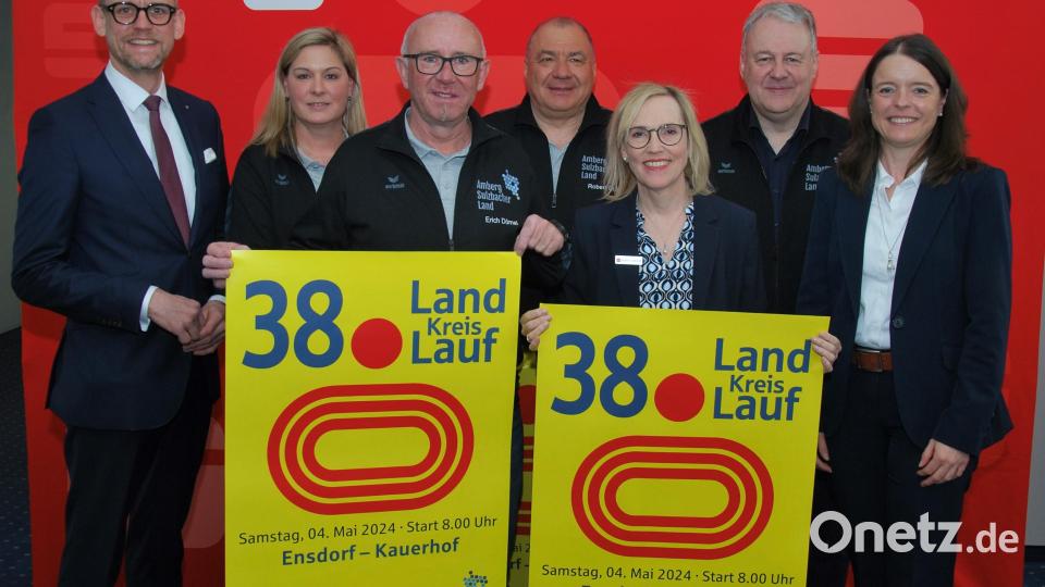 Die Organisatoren des Landkreislaufs und die Vertreter des Hauptsponsors Sparkasse Amberg-Sulzbach präsentieren das Werbeplakat für den Landkreislauf 2024. Von links: Sparkassen-Chef Thomas Pickel, Stephanie Winter, Erich Dömel, Robert Graf (alle Orga-Team), Kathrin Schmidt (Sparkasse Amberg-Sulzbach), Landrat Richard Reisinger, Sparkassen-Vorstandsmitglied Sonja Kalb. Bild: gsp