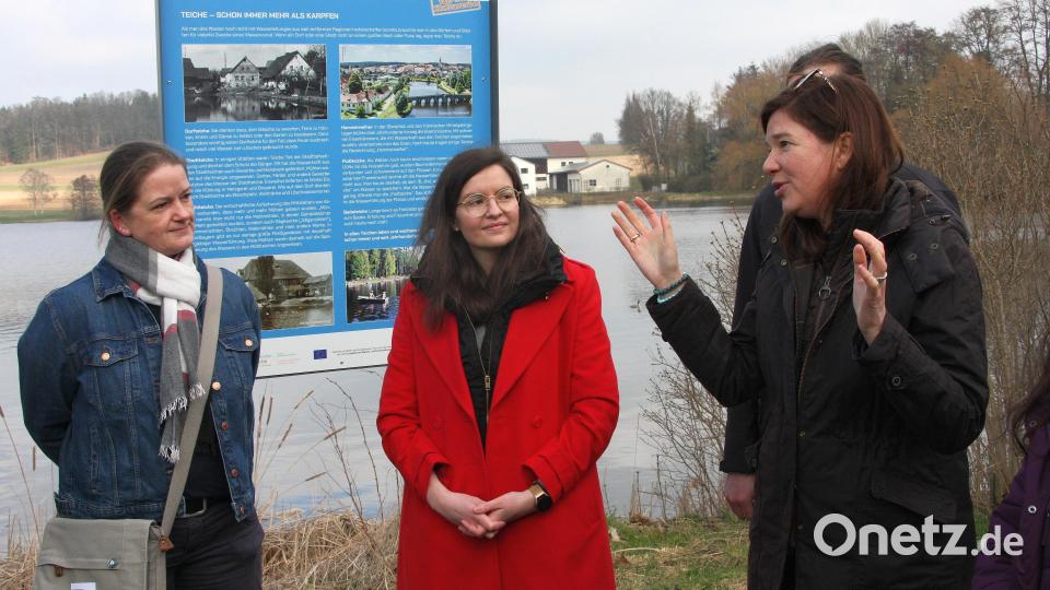 Am Südufer des Kornthaner Weihers unterhielten sich Dr. Ophelia Nick, Anna Klupp und MdB Tina Winklmann (von rechts). Bild: wro