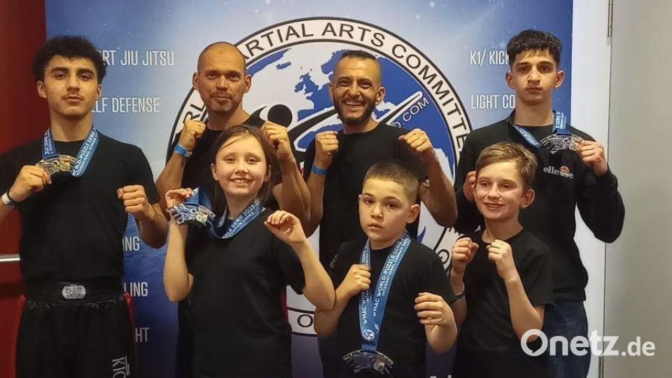 Die erfolgreichen Sportler des Kickboxclub TC Amberg: (von hinten links) Marsel Dawish, Coach Tomas Agotai, Cheftrainer Ali Dayekh und Dyiar Alsedo, (vorne von links) Kylie Wörle, Hassan Dayekh und Ayden Wörle. Bild: Bernadette Haller