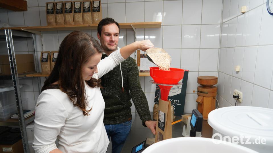 Per Hand wird der Dinkelreis in die Verkaufstüten abgefüllt. Bild: kaz