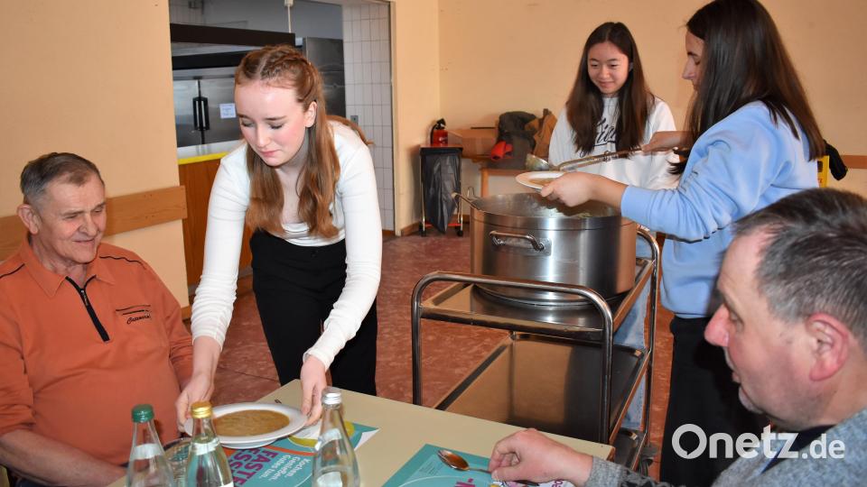 Jugendliche teilen das Fastenessen im Jugendheim aus. Bild: rgr