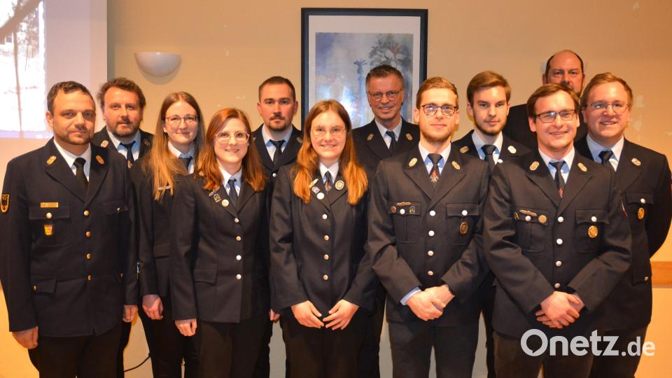 Der gemischten Gruppe der Feuerwehr Ehenfeld gratulieren die Vereinsführung sowie Kreisbrandinspektor Michael Iberer (links) und Bürgermeister Hermann Falk (hinten, Vierter von rechts) zu ihrer hervorragenden Leistung. Bild: fdl