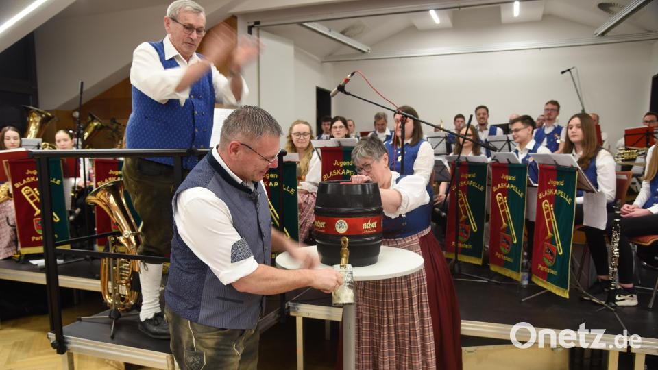 Gute Stimmung beim Starkbierfest der Jugendblaskapelle Parkstein. Der Bürgermeister Reinhard Sollfrank zapft das erste Fass Bier an. Bild: Christian Witt/exb