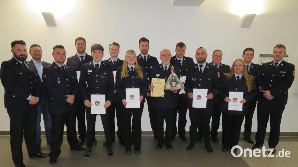 Bürgermeister Sebastian Dippold (links) gratulierte allen Geehrten und Beförderten der Feuerwehr Neustadt Er dankte für den unermüdlichen Einsatz zum Wohle der Bürger. Bild: Johann Adam