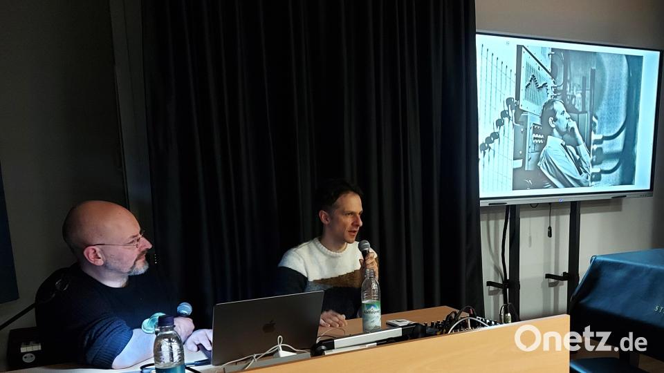 Der Illustrator David von Bassewitz (links) und der Autor Thomas von Steinaecker präsentieren in Form einer Comicshow das Leben des Komponisten Karlheinz Stockhausen, rechts in der Projektion. Bild: lg