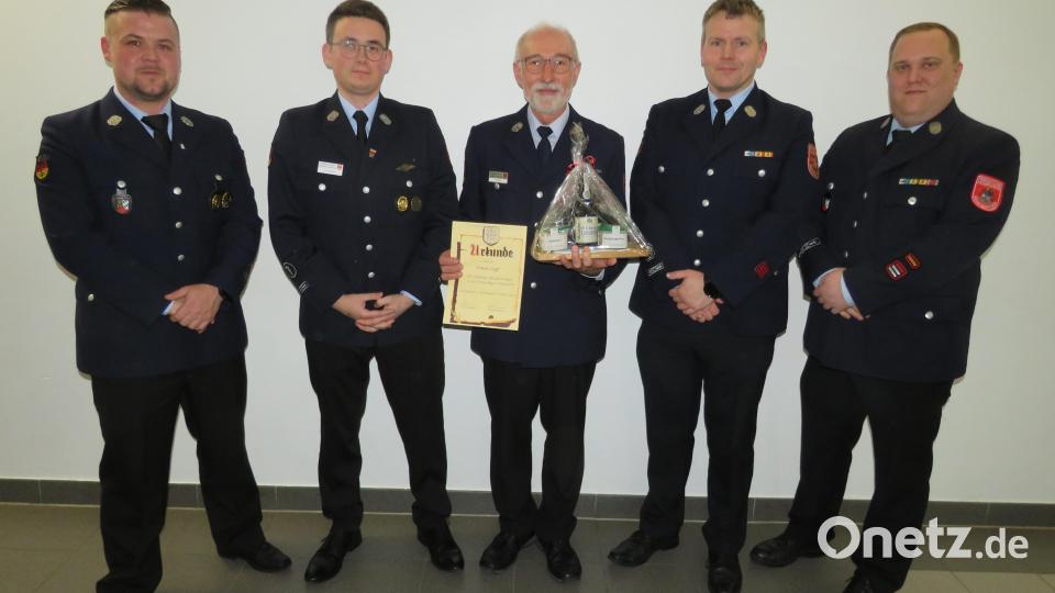 Sit 50Jahren hält Erwin Zapf(Mitte) der Feuerwerh Neustadt die Treue. Bild: adj