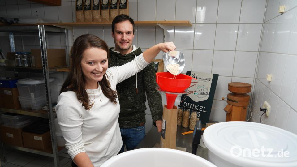 Rita und Sebastian Hecht aus Griesbach bauen Dinkel an und stellen daraus Dinkelreis her. Zum Einsatz kommt dabei eine Dinkelschälmaschine. Per Hand wird der Dinkelreis abgefüllt. Bild: kaz