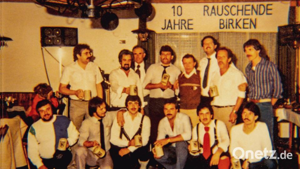 Das waren die Mitglieder des Stammtischs 1983 beim zehnjährigen Jubiläum im Gasthaus Kümmersbrucker Bierstüberl. Von den 14 abgebildeten Personen sind heute noch (stehend, Vierter von links) Berthold Ries, (Zweiter von rechts) Wolfgang Spaniel sowie (knieend, Zweiter von links) Karl-Heinz Tischlak und (Zweiter von rechts) Josef Tischlak aktive Mitglieder. Bild: Archiv Karlheinz Tischlak/exb