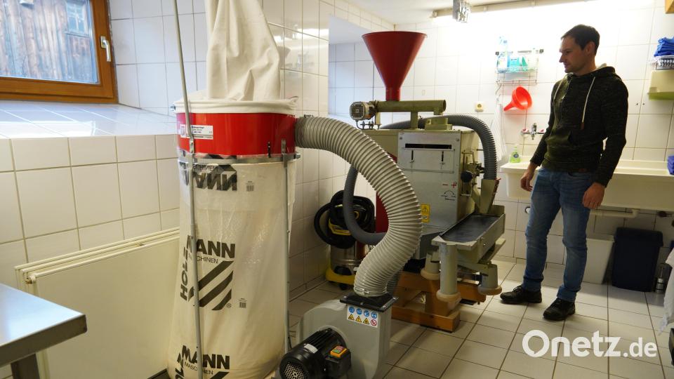 Gefördert wurde von der Öko-Modellregion Stiftland unter anderem die Anschaffung einer neuen Absauganlage für die Maschine, eine Waage und verschiedene Behälter. Bild: kaz
