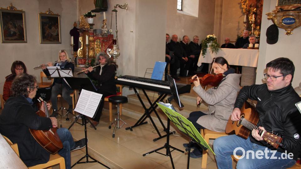 Das KuBZ-Orchester Waldsassen musizierte unter der Leitung von Klemens Reif (links). Bild: kro