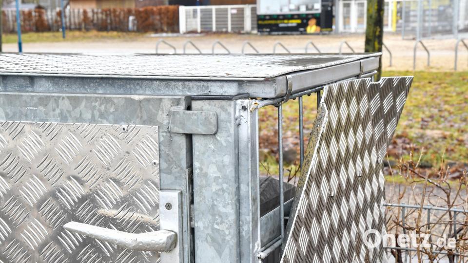 Schon wieder Vandalismus im Skatepark Amberg: Unbekannte haben seitlich an der "Einhausung" des Schaltkastens ein Riffelblech aufgehebelt. Bild: Petra Hartl
