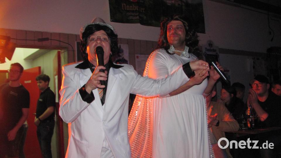 Hans Reil als Al Bano hat gut damit zu tun, seine temperamentvolle Romina Power (Matthias Ay) im Zaum zu halten. Bild: sei