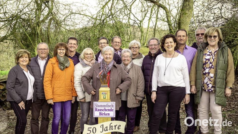 Der Stammtisch "Rauschende Birken" im Jubiläumsjahr (von links): Renate Ries, Berthold Ries, Martina Bernhard, Dieter Bernhard, Sonja Tischlak, Sepp Tischlak, Maria Spaniel, Paul Potschigmann, Lina Horst, Gisela Potschigmann, Wolfgang Spaniel, Susanne Zimmermann, Paul Zimmermann, Karl Tischlak und Ingrid Tischlak. Bild: Karlheinz Tischlak/exb