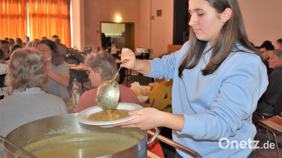 Jugendliche teilen das Fastenessen im Jugendheim aus. Bild: rgr