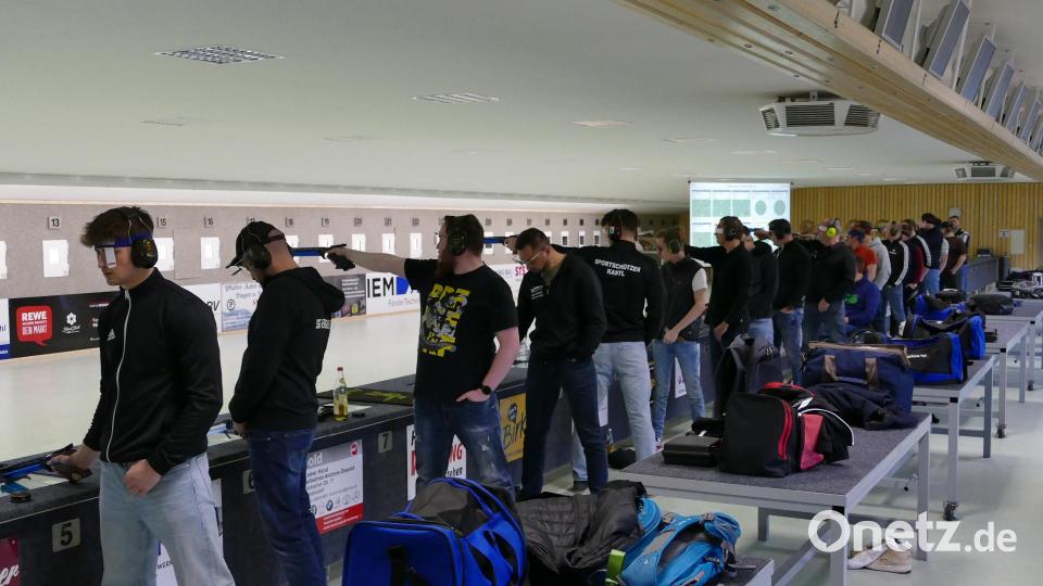 Vizemeister und Meister im direkten Duell. Am Ende unterlagen die Kastler gegen die Oberfranken aus Ebersorf klar mit 0:5. Bild: rwo