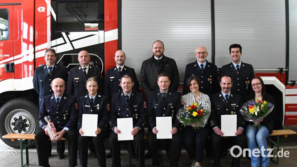 Die mit dem Staatsehrzeichen geehrten Feuerwehr-Kameraden mit den Ehrengästen. Bild: hcz