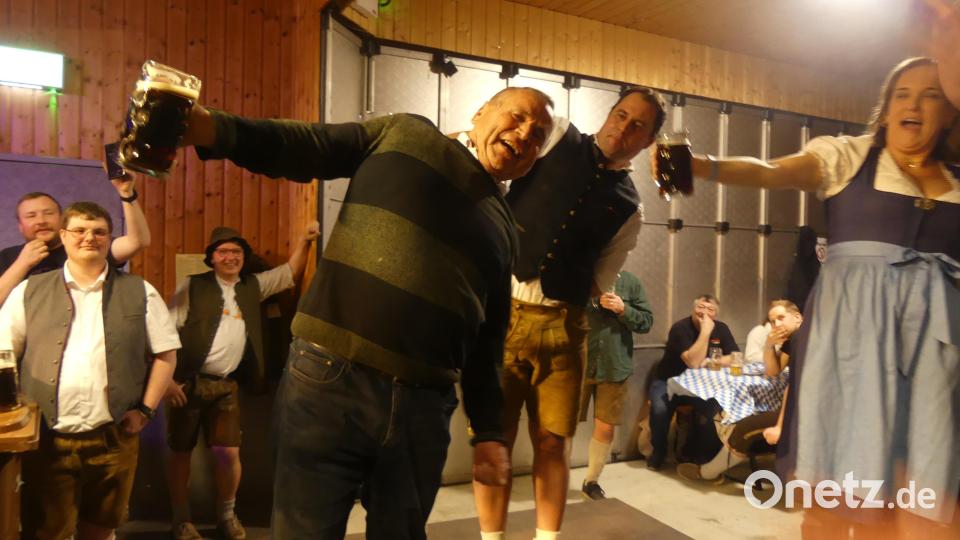 Einige Besucher legen sich auch beim Maßkrugstemmen voll ins Zeug. Bild: rn