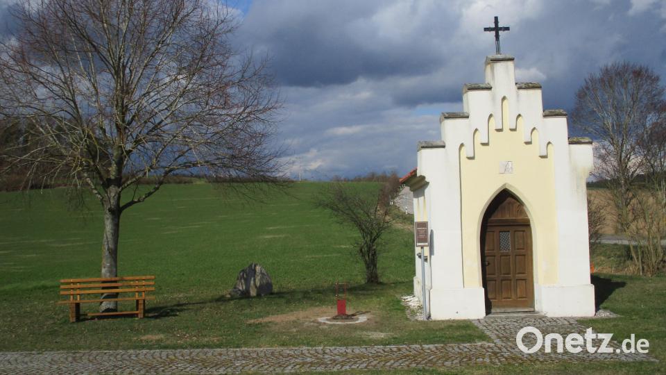 Das Kreuz an der Baderkapelle bei Guteneck wurde bereits abgebaut und wird zur Zeit erneuert. Bild: bnr