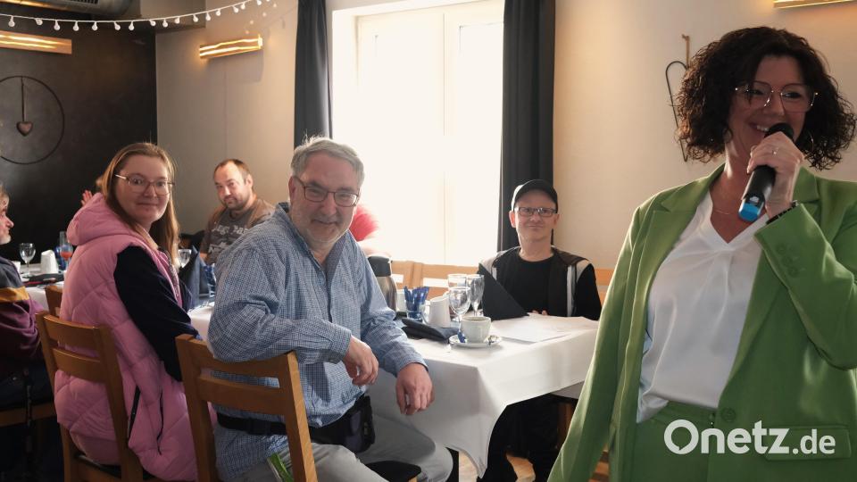 B14-Leiterin Kerstin Nagler (rechts) begrüßt mit ihrem Team (links) die geladenen Gäste zur Geburtstagsfeier im Musikcafe. Bild: Hirsch