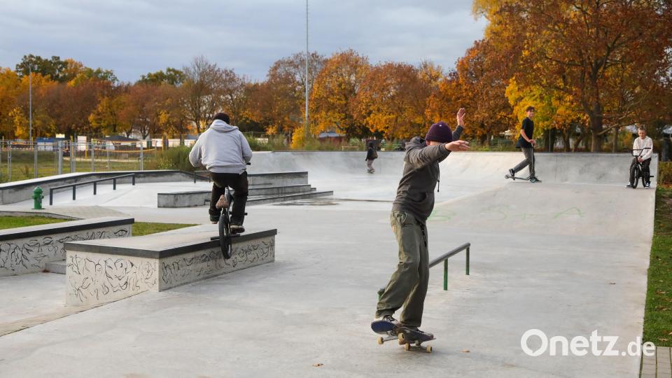 Nach der Erweiterung und der Wiederfreigabe des Skateparks wurde das Areal gleich wieder fleißig genutzt, um neue Tricks zu üben. Nicht nur Skater sind hier unterwegs, sondern auch BMXer und Mountainbiker. Archivbild: Wolfgang Steinbacher