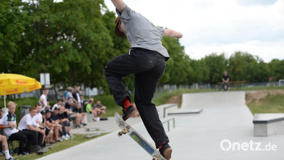 Die besten Tricks zeigten die Teilnehmer des ersten Amberger Skatecontests 2018 im Skatepark. Bild: brü