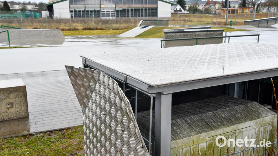 Von der Rückseite aus bekamen die Unbekannten Zugriff auf die Technik im Schaltkasten, wo sie einen Kurzschluss verursachten. Die Abdeckung wurde an anderer Stelle gefunden. Bild: Petra Hartl